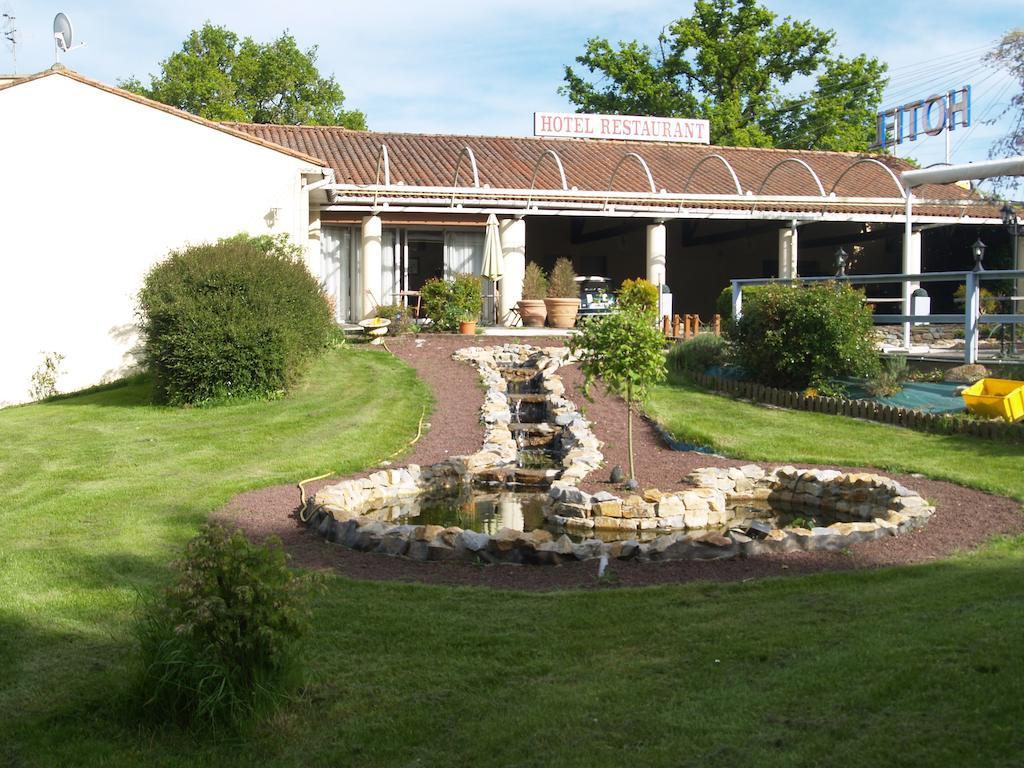 Hotel Au Relais Des Lilas Parthenay Buitenkant foto